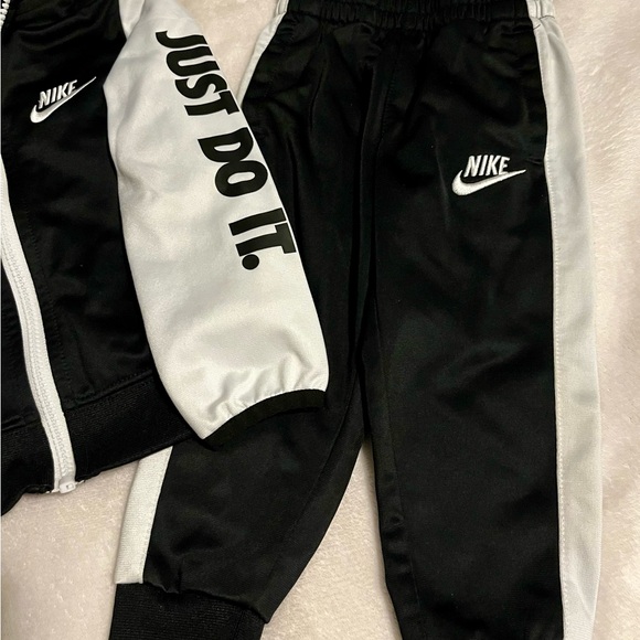 Nike 2T Jogger Set Black and white - Picture 3 of 4